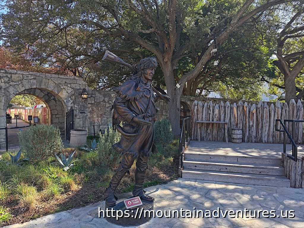 Davy Crockett Statue